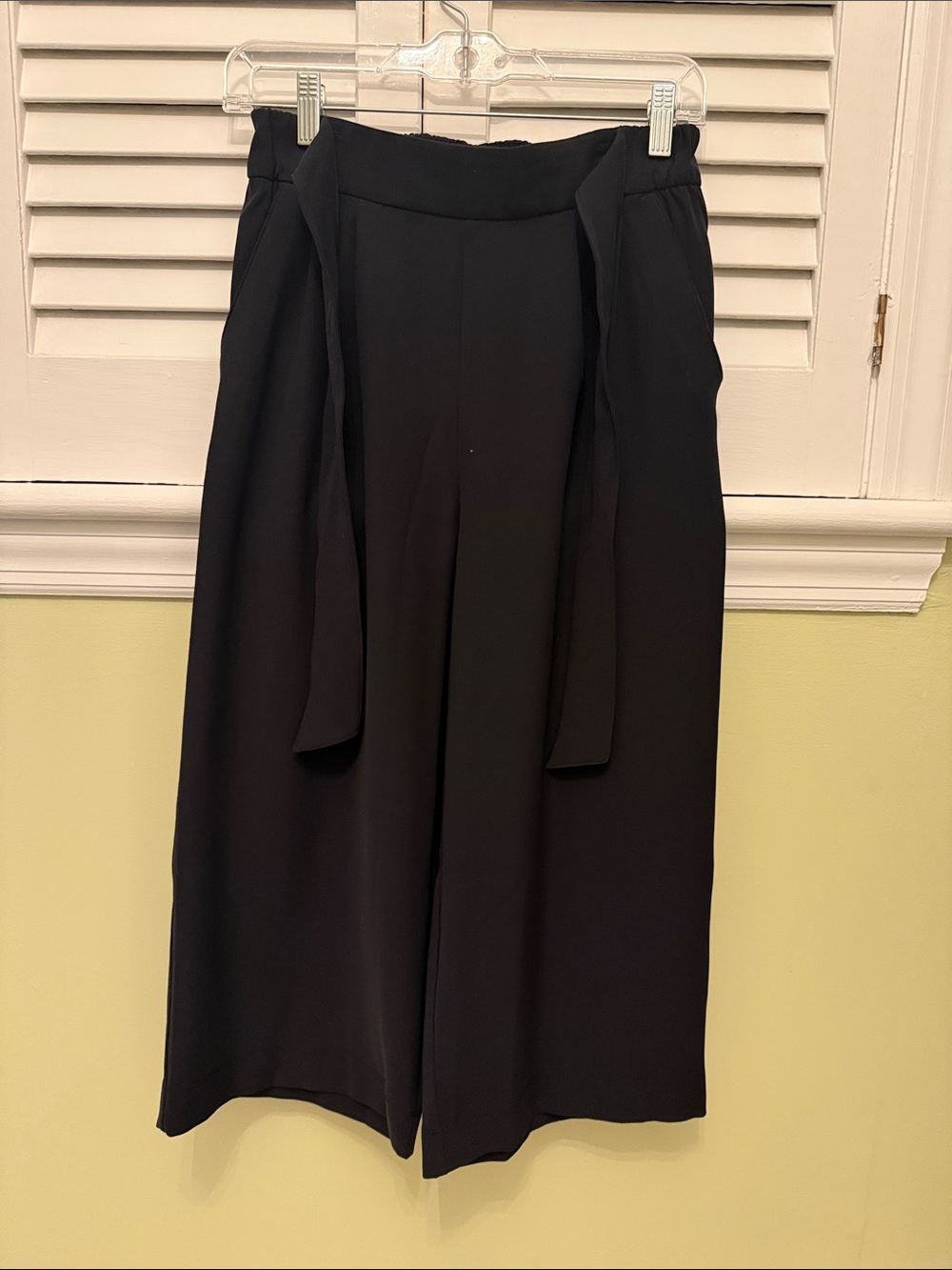 lululemon athletica Noir Crop - size 6